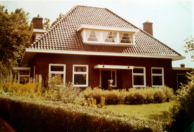 Vooraanzicht.
              <br/>
              A. de Boer, 1977